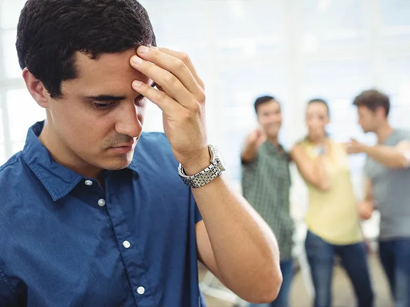 سه پسر درحال توهین و مسخره کردن یک پسر دیگر