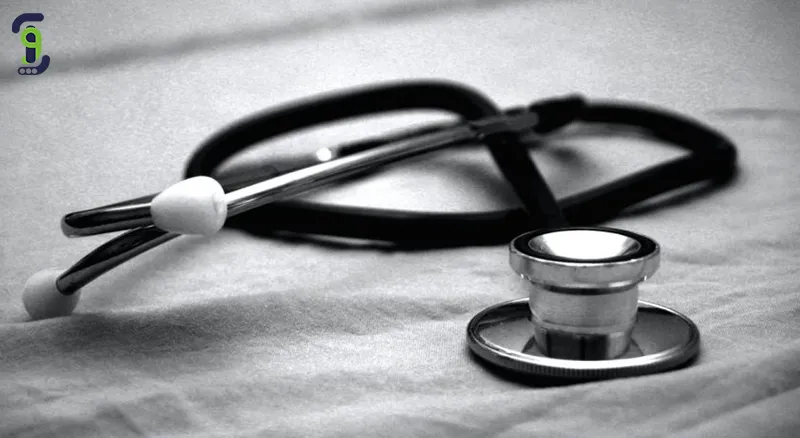 گوشی پزشکی روی میز