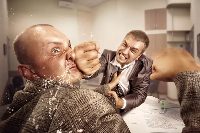 دو شخص درحال دعوا و ضرب و جرح عمدی